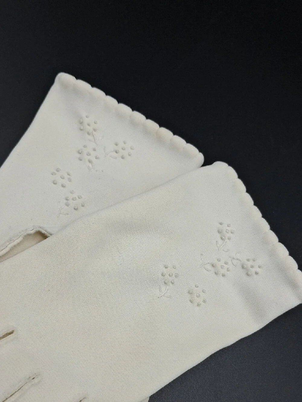 Vintage Women's Scalloped Edge Gloves With Hand Stitched Flowers.